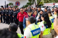 Estefanía Mercado entrega uniformes a Protección Civil y anuncia incremento salarial para Bomberos