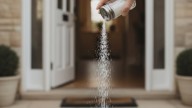 Poner sal en la entrada de tu casa: para qué sirve y por qué lo recomiendan