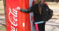Máquinas de Coca-Cola regalan refrescos a cambio de abrazos