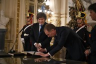 Marcha atrás. Milei firmará el decreto que devuelve Renaper y Deportes a la órbita de Santilli