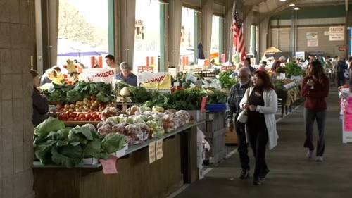 Families shop, make last-minute Thanksgiving food preparations