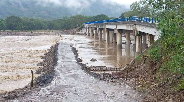 Crecen ríos, colapsa paso provisional y deslaves en siete municipios de Hidalgo