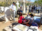 Visita Bonilla la tumba de su hermano