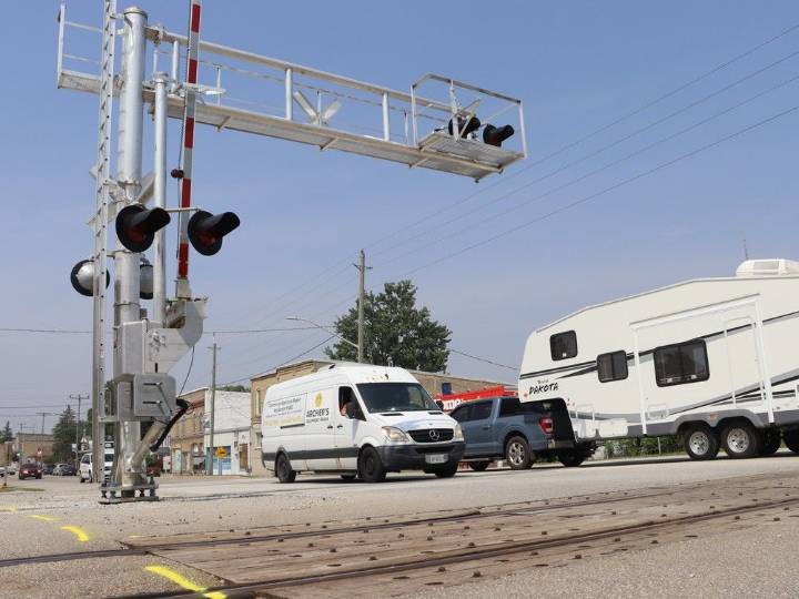 Temporarily closing set for CN crossing in Wyoming to allow repairs