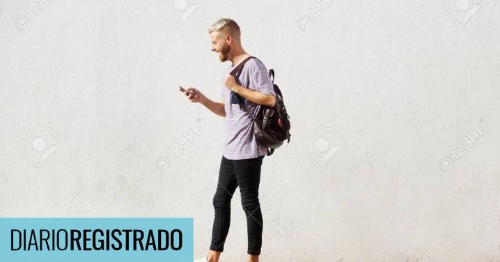 Cuál es el significado de caminar con el celular en la mano según la psicología y por qué es peligroso