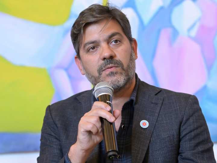 Carlos Bianco respondió con una ironía la chicana de Diego Santilli: "Por ahí no me puede contestar porque está buscando oficina"