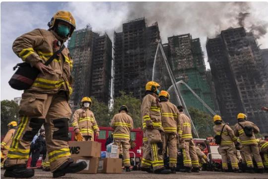 Sube a 65 cifra muertos por incendio en complejo de apartamentos en Hong Kong