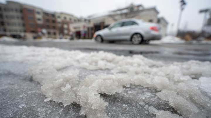 As snow heads to metro Detroit, how to check roads, snow plows