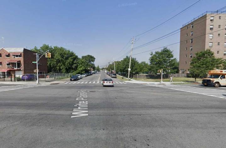Livery cab driver repeatedly stabbed in the Bronx: police sources