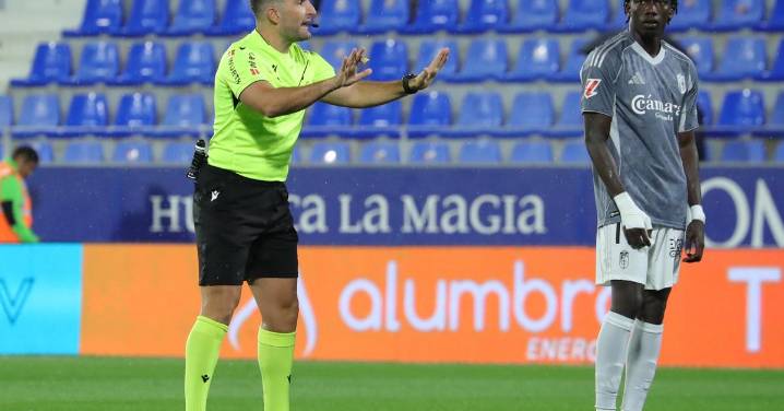 El Granada es el equipo con más expulsiones de Segunda con la roja a Hormigos tras el beso de Iván Alejo