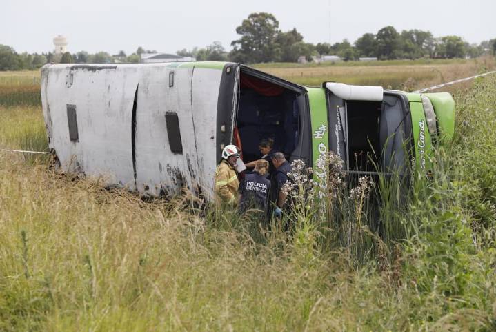 Iba a un evento de Kicillof. Qué se sabe del micro que volcó en ruta 2 cuando se dirigía a Mar del Plata