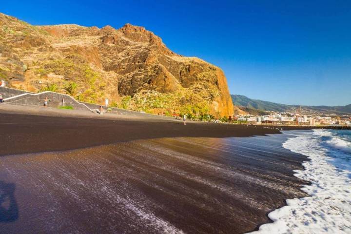 Otro susto en el mar de Canarias: agónico rescate en una playa de La Palma