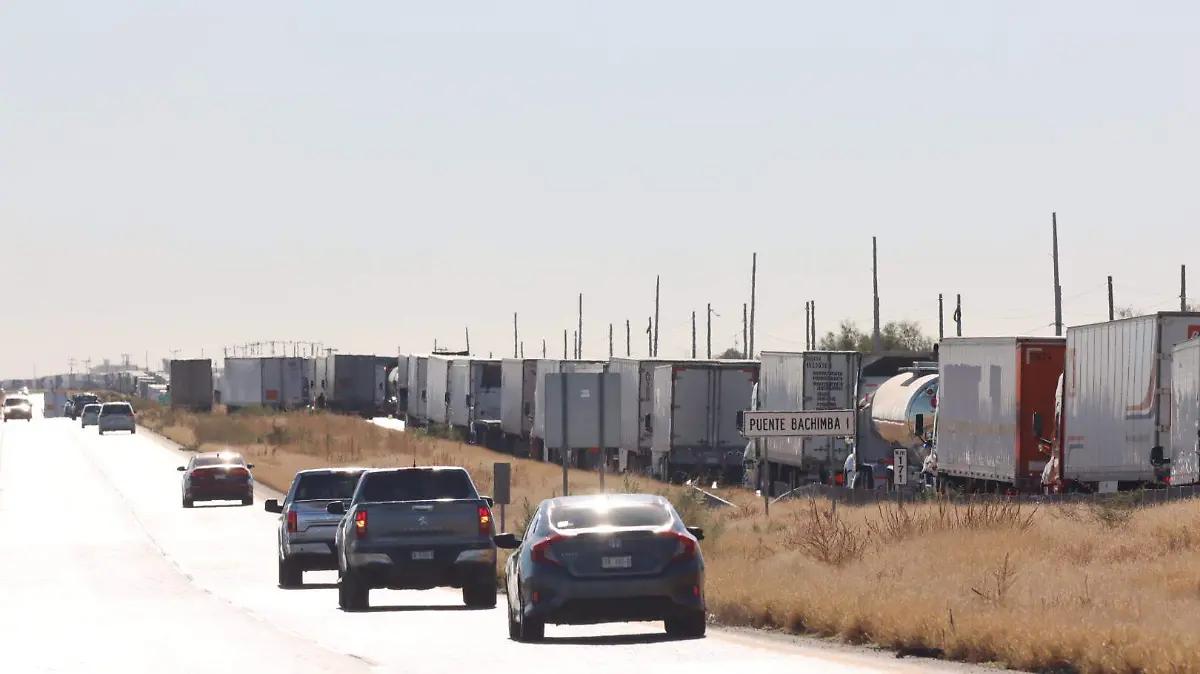 Permanece bloqueo carretero en la vía Chihuahua
