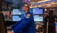 Stock market continues to fade as investors hedge against AI hype