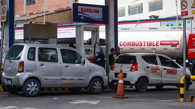 Las filas por combustible se reducen en Bolivia en los primeros días de Gobierno de Rodrígo Paz
