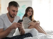 Las señales más claras de que tu pareja se está aburriendo en la cama, según expertos