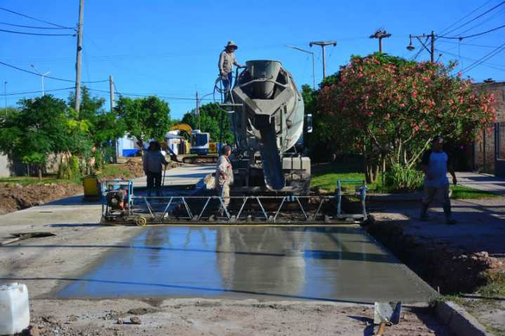 A paso firme, avanzan las obras de bacheo en Juan José Castelli