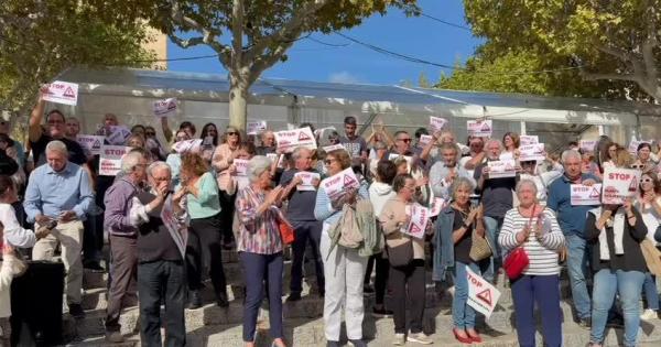 Un centenar de vecinos claman contra la planta de baterías: "Pollença no se vende"