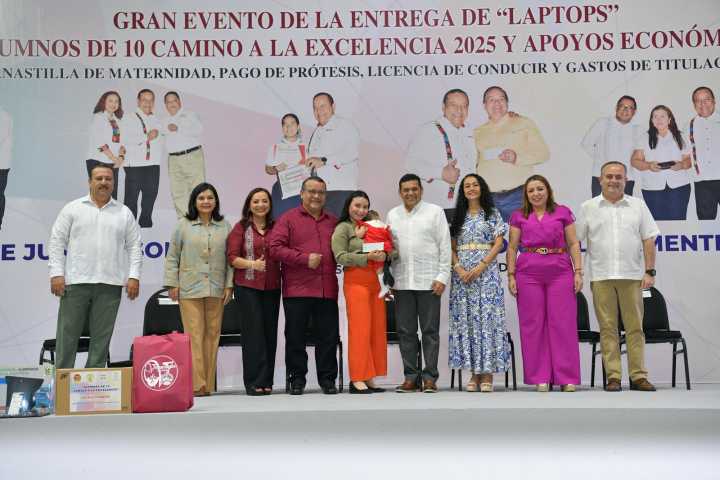 Javier May refrenda compromiso, entrega apoyos al SUTSET