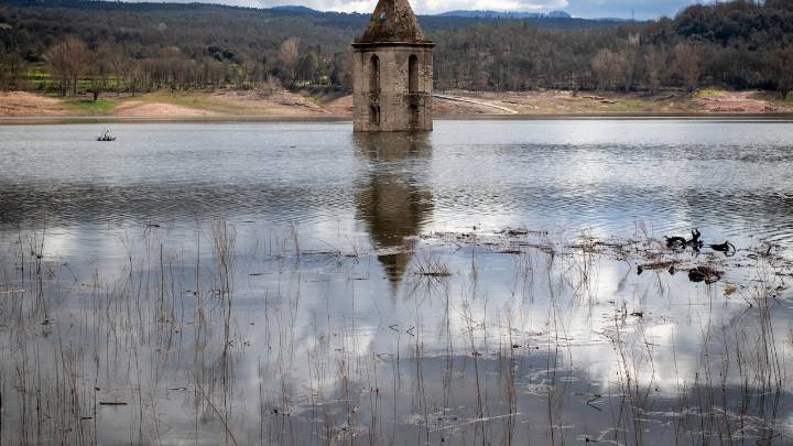 Esta es la iglesia que está sumergida bajo el agua y solo se ve su campanario: podría ser uno de los templos más antiguos