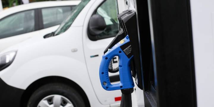 Gobierno Petro anunció las nuevas normas que tendrán los vehículos eléctricos tras la llegada de Tesla a Colombia