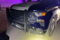 'Se le atoró la chancla': choca contra casa y patrulla en Juárez