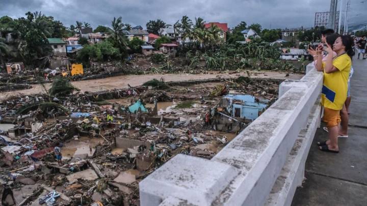 Autoridades de Filipinas confirman 188 muertos y 135 desaparecidos por el paso del tifón "Kalmaegi"