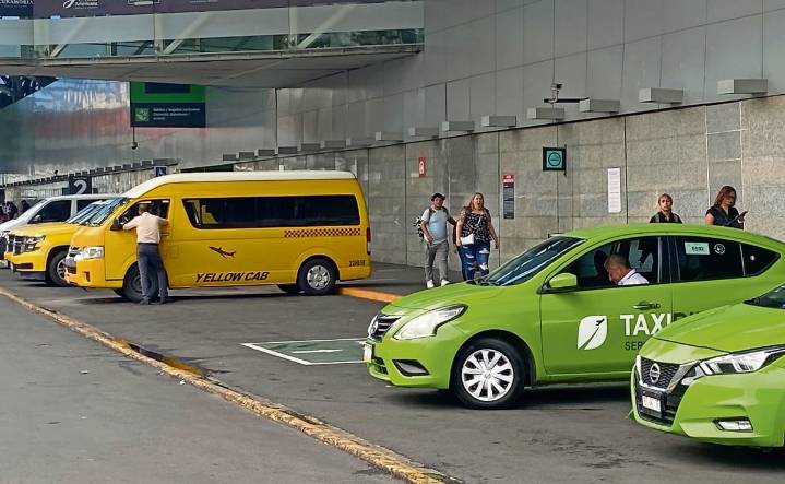 Taxistas del AICM temen que se expidan permisos especiales para que apps puedan operar en la terminal aérea