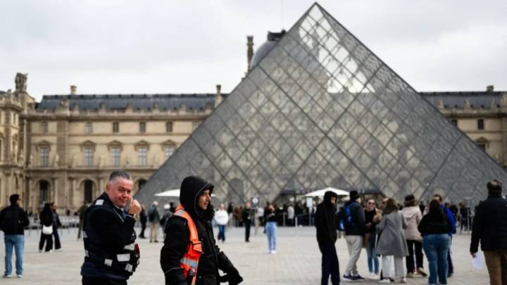 Tribunal critica al Louvre por preferir "operaciones visibles y atractivas" a invertir en seguridad