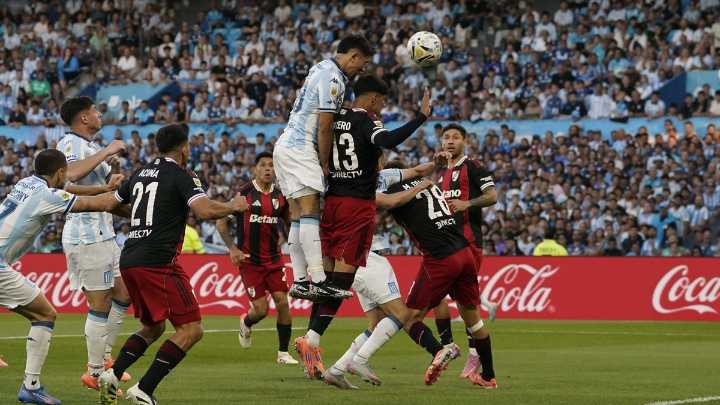 Racing madrugó a River y mantiene el 1 a 0 en el Cilindro