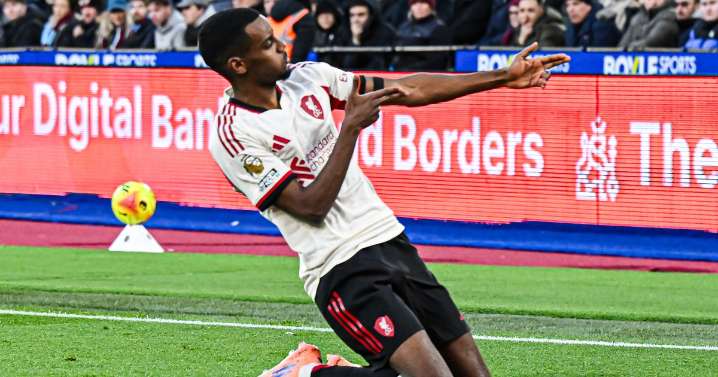 Isak’s first Premier League goal helps Liverpool to vital win at West Ham