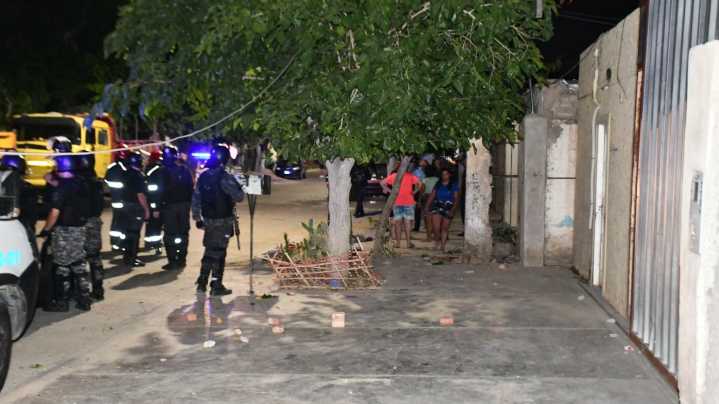 Violento conflicto en Villa del Carril: policías, bomberos, tres heridos y una casa atacada