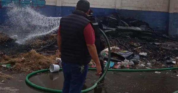 Arde bodega abandonada en el Centro de Abastos