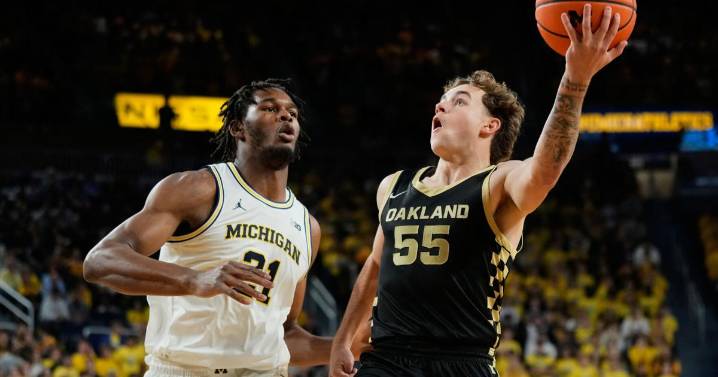 No. 7 Michigan scores school-record 69 points in 1st half, finishes with 121