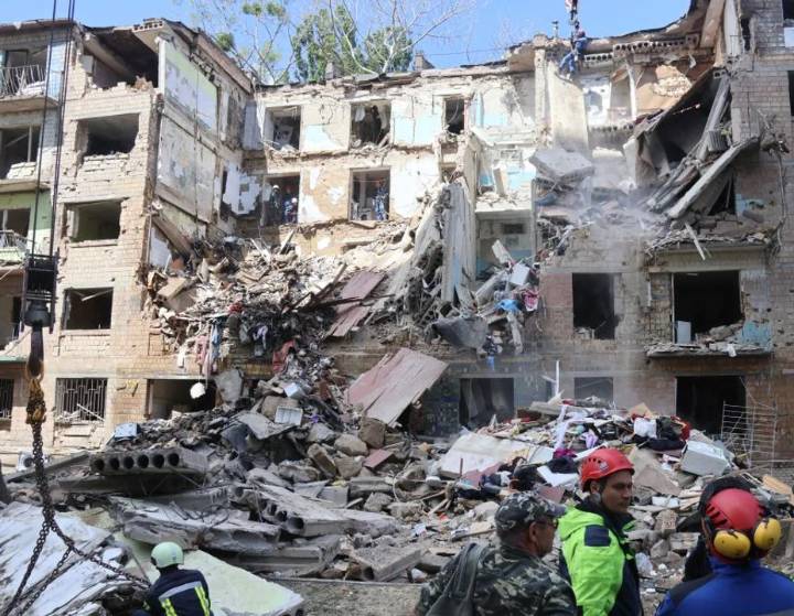 En medio de las negociaciones de paz, Rusia lanzó un ataque contra Kiev: al...