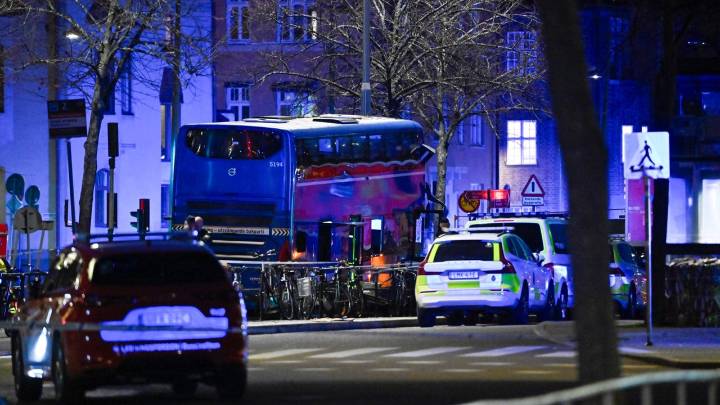 Al menos tres personas murieron tras el choque de un autobús contra una parada en Estocolmo
