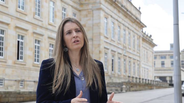 Paloma Valencia advierte sobre videos falsos que la comprometen: “Por favor avísenle a todos”