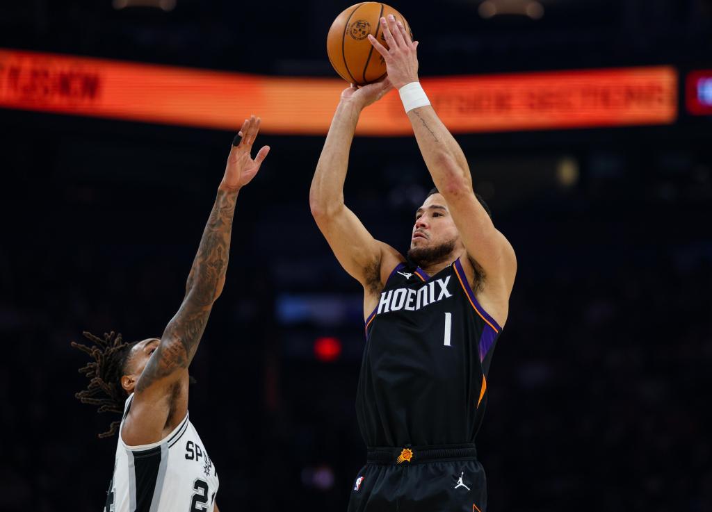 Booker anota 28 y Wembanyama tiene una mala noche; Suns vencen 130
