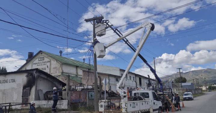 Incendio en una usina de Bariloche: 300 usuarios sin luz y daños en la fibra óptica