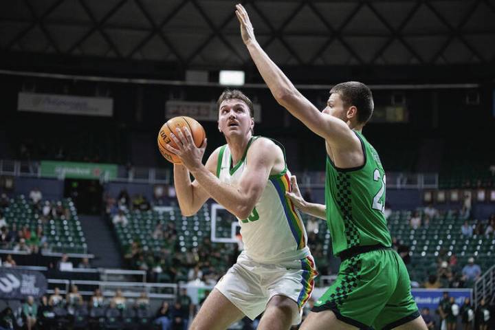 Hawaii’s Isaac Johnson puts up 25 points in a rout of Manhattan