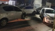 Huyó a contramano, chocó autos estacionados y fue detenida en el barrio Huiliches