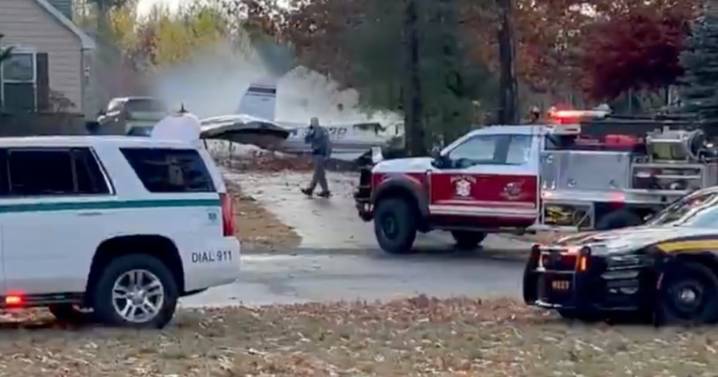 Avioneta se desploma y cae cerca de una vivienda en Nueva York; accidente deja un muerto y un herido