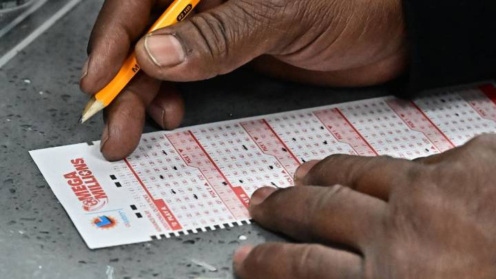 Mega Millions jackpot soars to $900 million