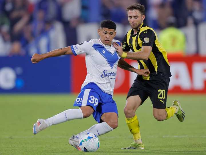 La FIFA confirmó la inhabilitación por un año para un jugador de Vélez por falsificación de documentación