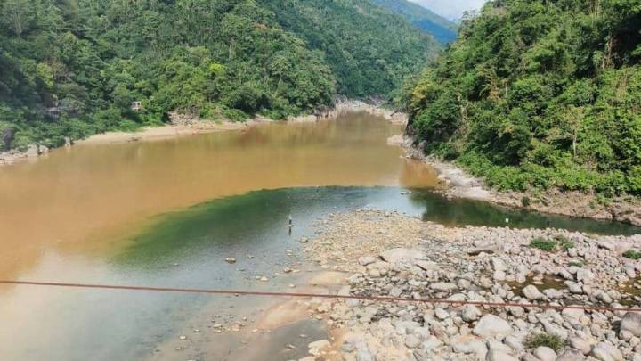 Meghalaya pulls up road agency for dumping debris into Umngot River
