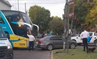 VIDEO. Impactante accidente entre un micro de dos pisos y un auto en La Plata