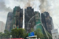 Hong Kong: bomberos buscan a más de 250 desaparecidos tras enorme incendio