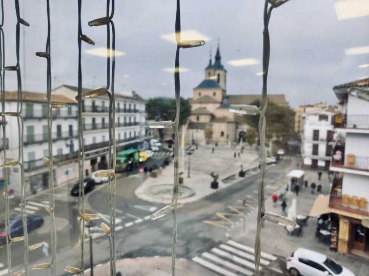 Arganda brilla con una bola de Navidad gigante de 11 metros y 62.000 luces LED