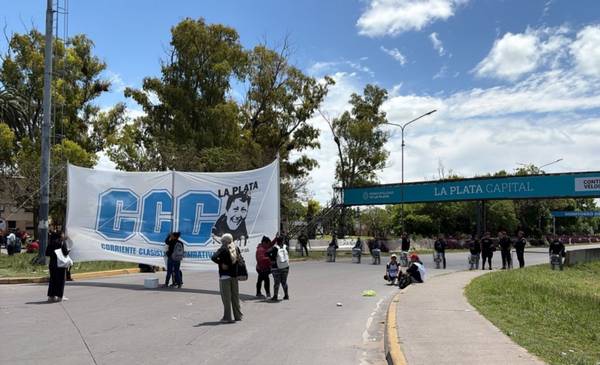 VIDEO.- Caos de tránsito por una protesta que afecta la subida y la bajada de la Autopista en La Plata