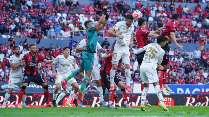 Camilo Vargas silenció al Toluca 0-0 y los Diablos Rojos dejaron el liderato general